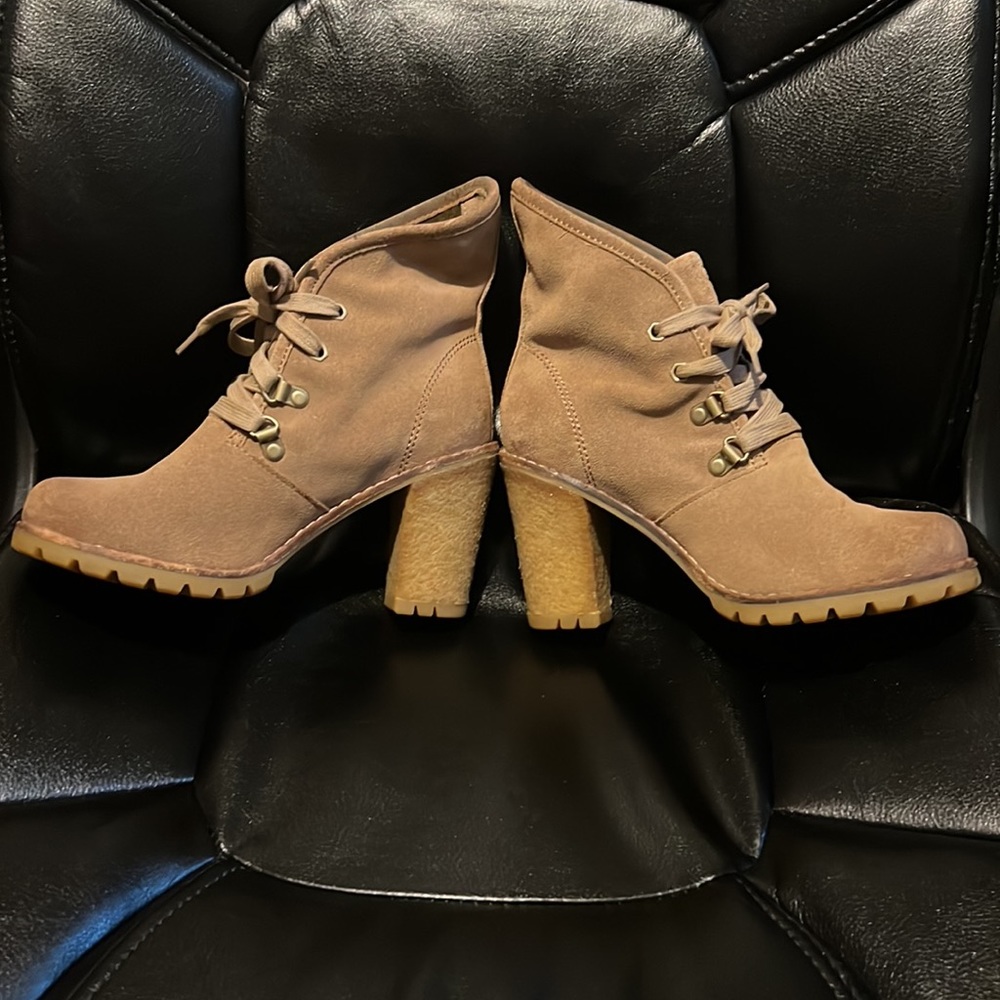UGG Boots - Picture 2 of 5